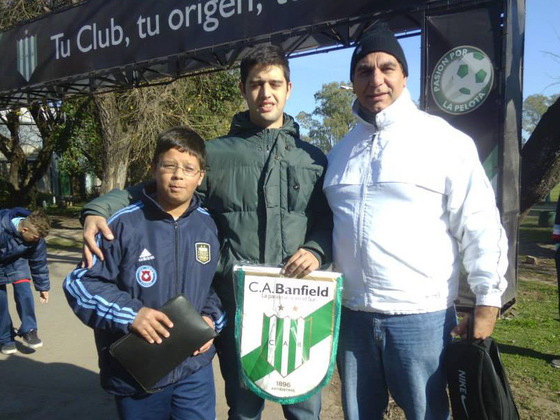Matías López, con el escudo de Banfield en la mano, y Leandro Guardón a su derecha.