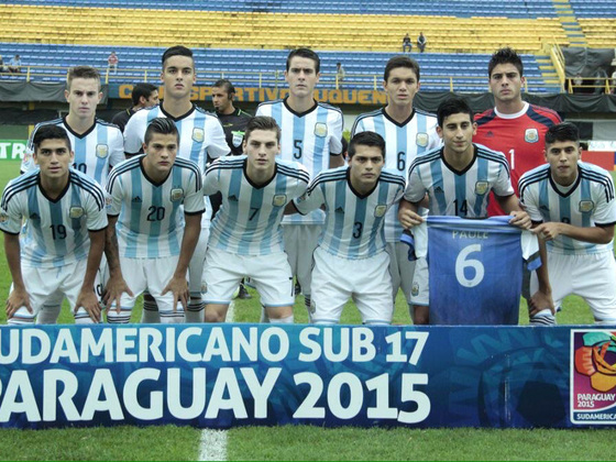 La selección que jugó el Sudamericano Sub-17 de Paraguay. Ruiz Díaz muestra una casaca.