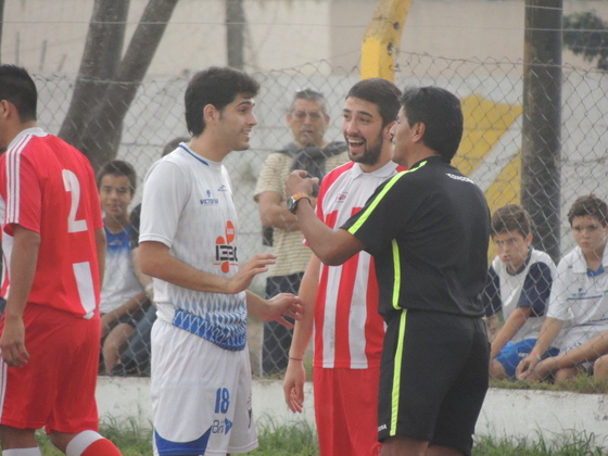 El juez Marcelo Villafañe advierte a Torres y González previo a un tiro libre.