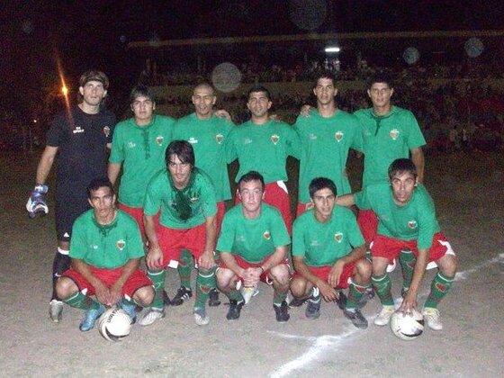 El equipo de Aguirre que jugó durante la presentación del plantel hecha en diciembre pasado en Gomara.