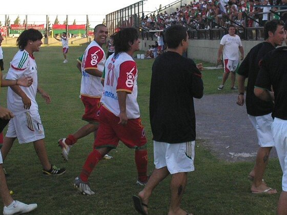 "El Tom" Vicente corrió a festejar el gol con el banco, y se lo dedicó a Lavezzi, que estaba en la platea.
