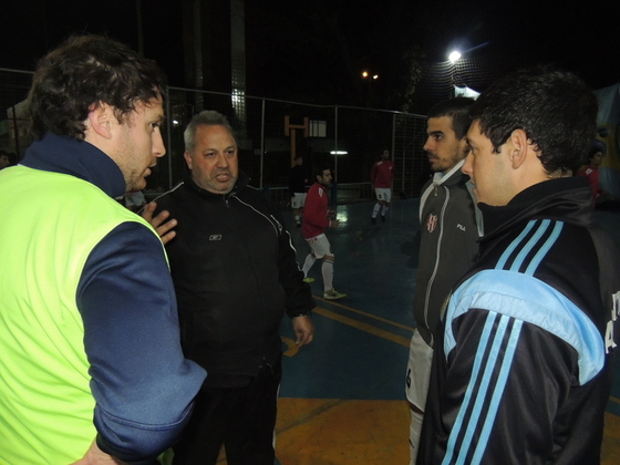 Los árbitros Fabián Cerro y Ezequiel Vega dialogan con los capitanes.