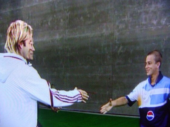 Con 16 años Marcos recorrió el mundo. En esta imagen televisiva se lo ve saludando al inglés David Beckham.