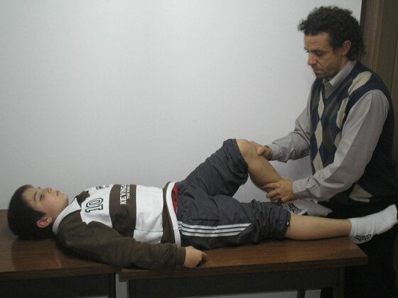 Tomás Pilla es revisado por el Dr. Juan Pablo Gonzalo. Los tobillos fue la articulación quizás más controlada.