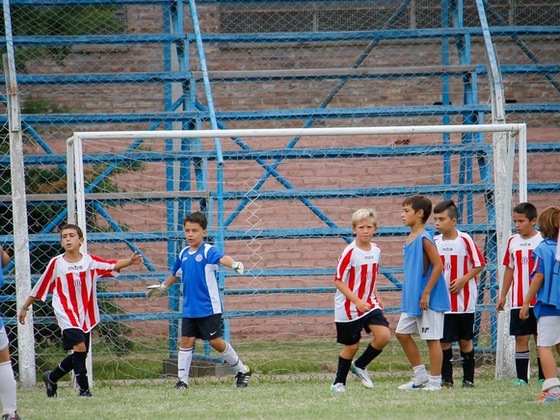Los niños tienen derecho a  jugar en competencias adaptadas a sus edades.  Foto: Archivo ARF