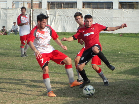 Manuel Noriega, autor del segundo gol de Uni&oacute;n, defiende el bal&oacute;n ante Francisco Carrillo.