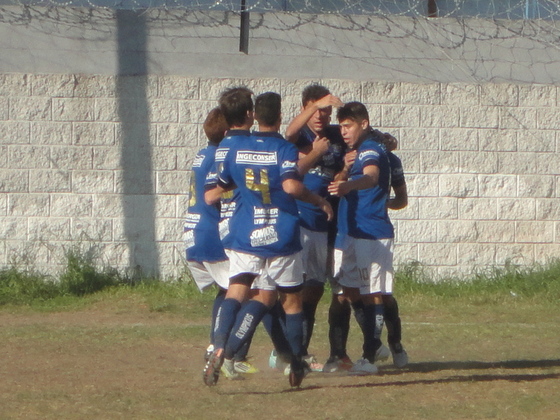 Tiro festeja su primer gol, el de Marcos Cordero. El tirolense se quedó con bronca al final.