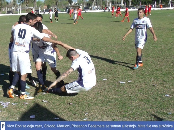Mitre gole&oacute; 4 a 0 a Renato en un duelo decisivo por el ascenso. Foto: portalperez.com.