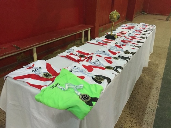 Las camisetas y medallas entregadas a los integrantes de la Delegación 2015, prolijamente ordenadas a la espera de ser entregadas
