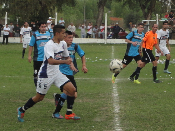 Sebastián Pedernera fue incansable en el medio para darle fútbol al ascendido Mitre.