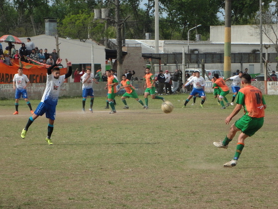 Milton Palacios, el autor del gol de Botafogo, metiendo un tiro libre al área rival.
