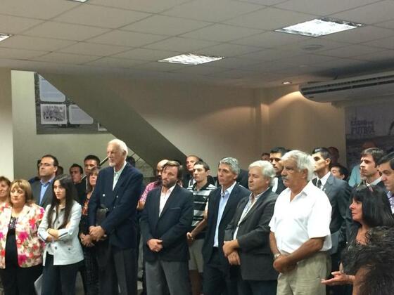 Autoridades municipales y provinciales, dirigentes y allegados de la institución durante la inauguración de la muestra.