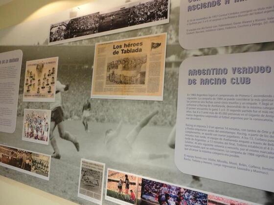 La muestra recorre los inicios y logros, figuras y anécdotas de la rica historia del fútbol de Rosario.