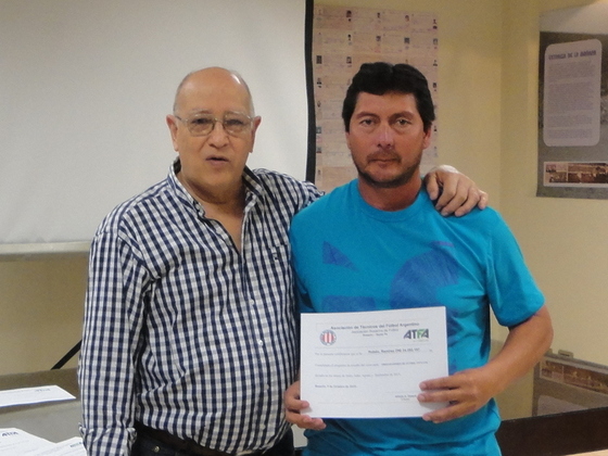 Rubén Ramírez de San Telmo, recibiendo de manos de Obberti su merecido diploma.
