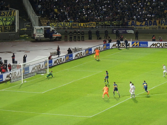 De penal, Lodeiro convierte el primer gol del partido. García eligió el otro palo.