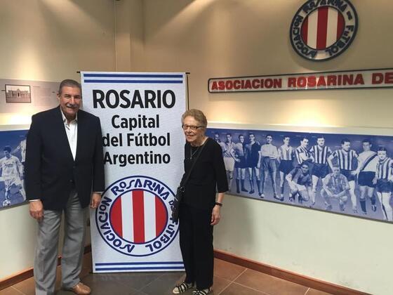 Dora, hija del ex-árbitro de la Asociación Rosarina Salvador Randazzo, junto a Mario Giammaría. La honestidad de su padre en el ejercicio de la profesión la enorgullece.