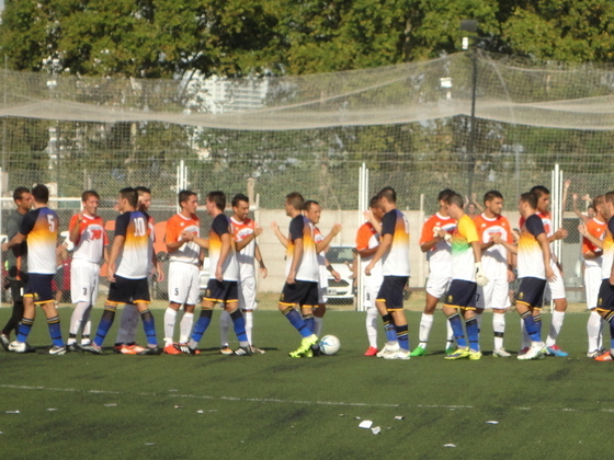 El saludo en el partido jugado en Rosario. Ambos encuentros con El Quillá terminaron 2 a 2.