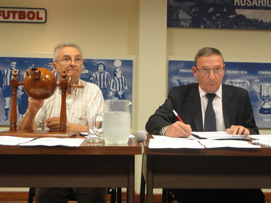 Mario D'ascanio, Vicepresidente de la ARF, y Fernando Verdol&iacute;n, Secretario, a cargo del sorteo