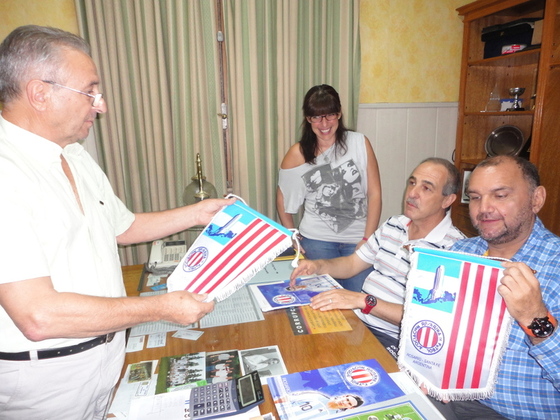 Mario D'ascanio, Vicepresidente de la Asociación Rosarina, haciendo entrega de banderines.