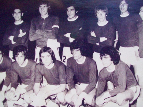 Un momento épico del fútbol rosarino. La recordada Selección local que venció a la Argentina previo al Mundial 74. El "Trinche" Carlovich (arriba) sería la gran figura.
