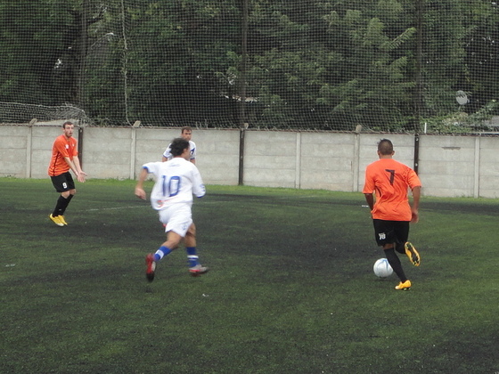 Brian Otero supera a Piñeyro por derecha, mientras Franco Oviedo se la pide.