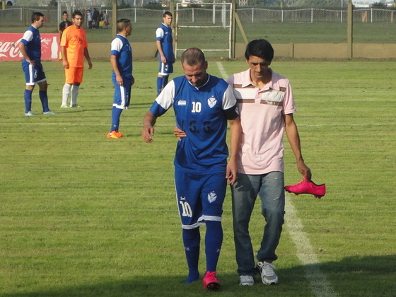 Oscar Mora, capitán de Gálvez, preocupó a los suyos con la lesión de los primeros minutos.
