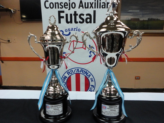 Las Copas para el Campeón y Subcampeón del Nacional se llaman "Empleados de Comercio".
