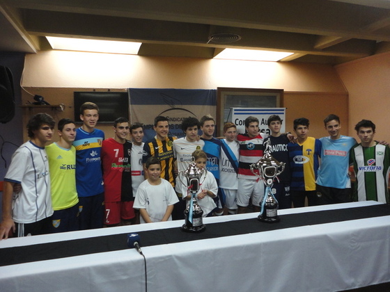 Aquí la foto con los chicos de todas las instituciones de futsal. Rosario unido por el Nacional.