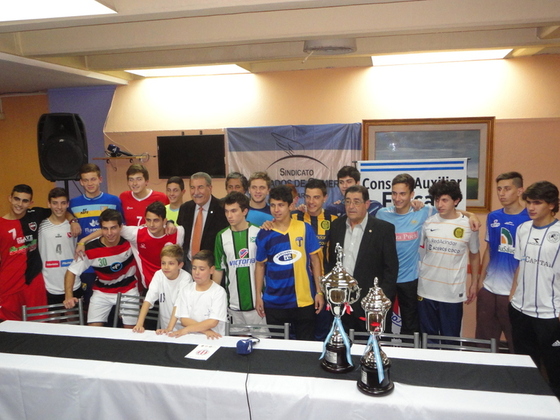 La foto del final. El Presidente de la ARF, Mario Giammaría, junto a las Copas y los jugadores.