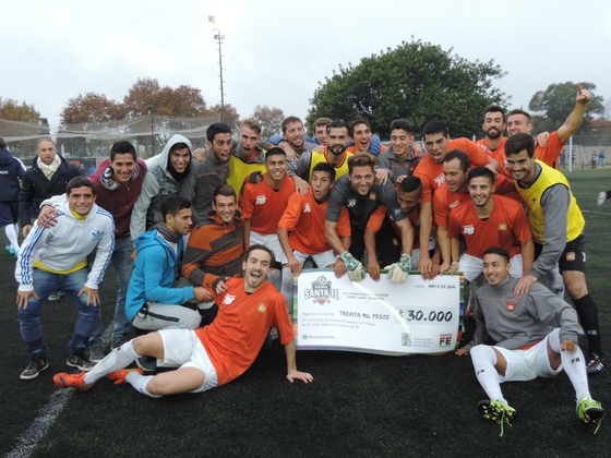 El plantel de Adiur festeja junto al cheque de $ 30.000, tras haber pasado de ronda en la Copa.