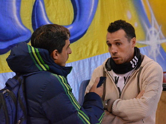 El entrenador de la Selección Argentina, Diego Giustozzi, estuvo presenciando el partido.