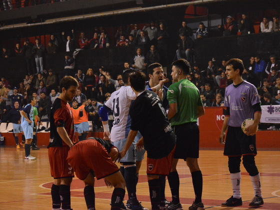 Gómez le recrimina la expulsión a Pereyra, mientras Avellino se levanta del piso.