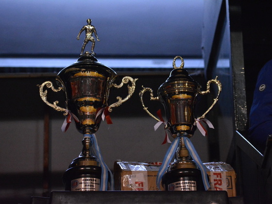 La "Copa Empleados de Comercio" para el campeón fue exhibida durante todo el partido.