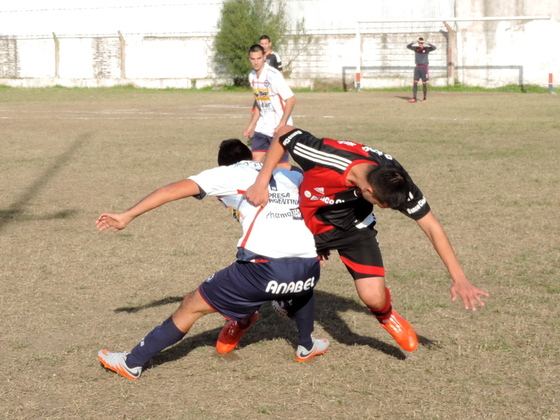 Leandro Esquivel de Newell's, y Franco Rodríguez de Córdoba, disputan un balón dividido.