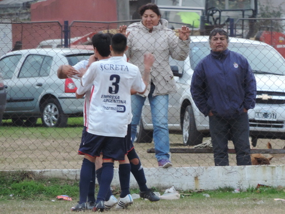 Rodrigo Vera, tras el gol de penal, corrió al alambrado para dedicárselo a su madre.