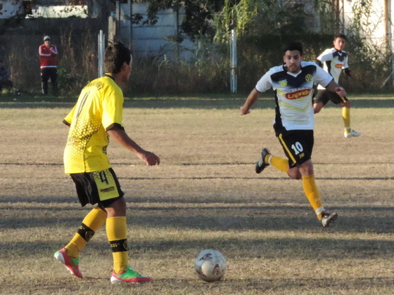 Aldo García se apresta a meter un pelotazo, presionado por Rulli, el autor del único gol.
