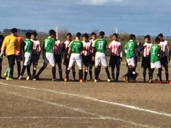 Los jugadores de Rosario saludando a los chicos de Vera. Fue triunfo contundente, 5 a 0.