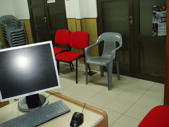Una computadora y un escritorio nuevos, que agilizarán los trámites de los clubes de futsal.