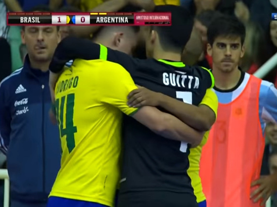 La Selección de futsal brasilera festeja su primer gol. Detrás, todavía con pechera, Tavella.