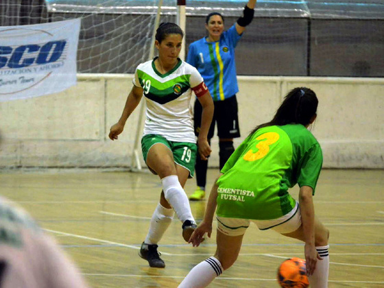 En otras ciudades del pa&iacute;s ya juegan futsal femenino. En Rosario promete gran crecimiento.