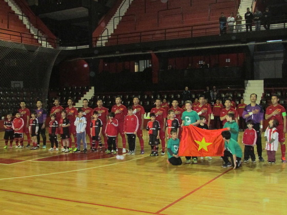 La Selección de Vietnam, otra que participará del Mundial, entonando el himno de su país.