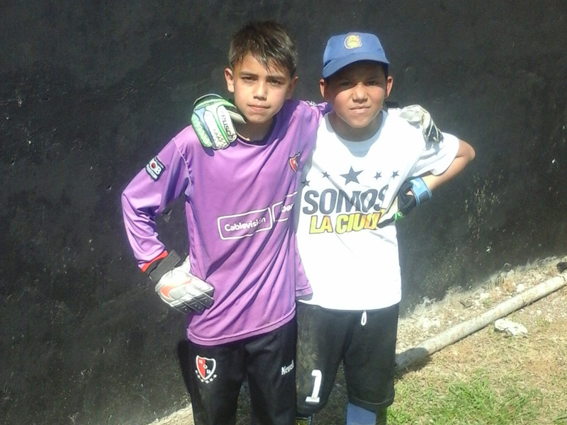 El "zurdo" Alejo Rodríguez, 11 años, y Juan David Contreras, que aún tiene 10. Fueron figuras.
