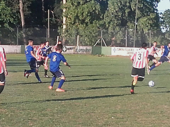 Mendoza pasando al ataque. El otro partido del grupo fue Totoras 0 - San Lorenzo 0.