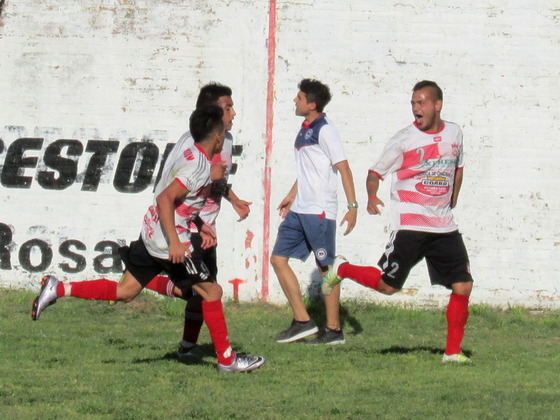 Rattaro acaba de convertir el segundo gol de Arij&oacute;n de tiro penal y lo festeja con los suyos.