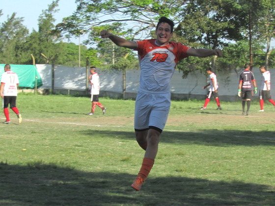 Nicolás Heiz, el goleador de Adiur que entró en el segundo tiempo, festeja el primer tanto.