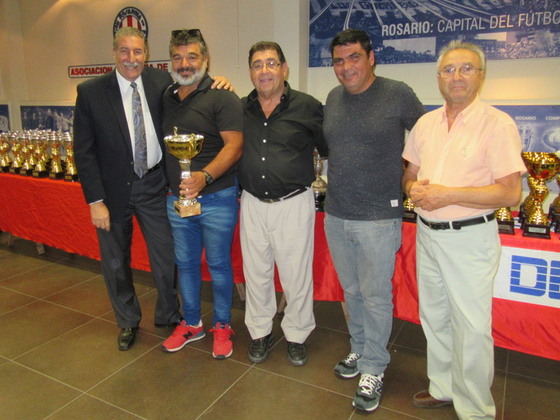 13 de Marzo fue el Club ganador del primer torneo de futsal femenino. Roque Sosa recibe.