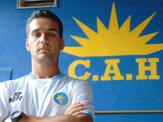 Marco Petronio junto al escudo del Club que lo vio crecer, Horizonte. Se va a Barracas.