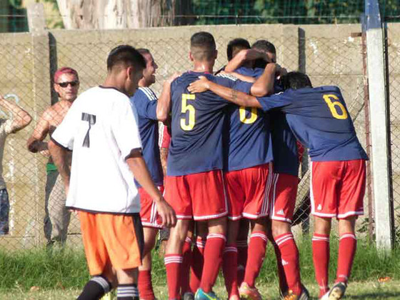 Leones festeja uno de sus goles ante El Torito, en el empate 2 a 2. Foto: Fútbol con estilo.