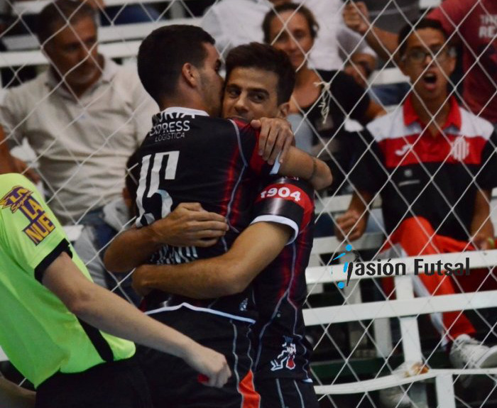 Tavella y Petronio, ambos rosarinos, se abrazan en uno de los goles del campeón Barracas.
