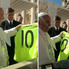 ¡Renato presente! El Papa feliz, al recibir un regalo proveniente de su país.